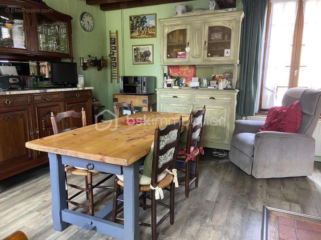 Antoine Rafart BSK Immobilier vous présente cette très belle maison de famille de 195 m2 habitables, 4 chambres, 800 m2 de terra - photo 3