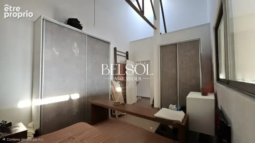 première chambre avec fenêtre coulissante - son puit de lumière