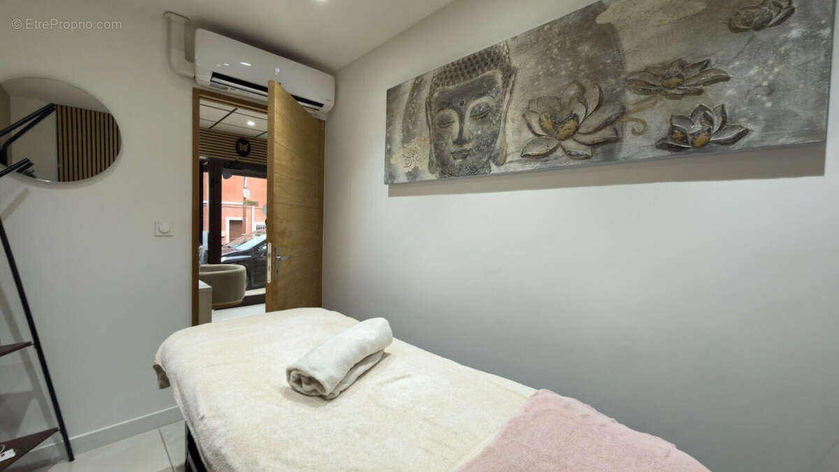 Commerce à SIMIANE-COLLONGUE