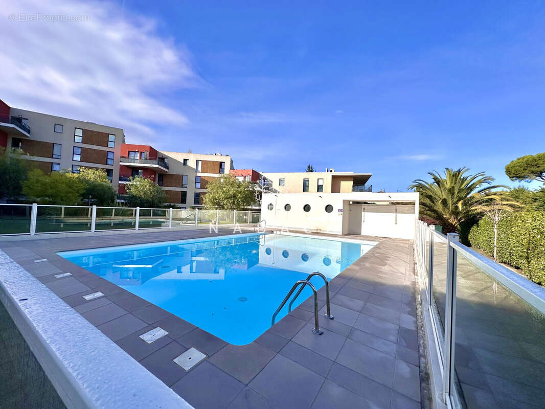 Appartement à LA ROQUETTE-SUR-SIAGNE