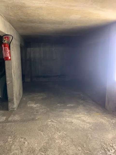 Parking à PARIS-16E