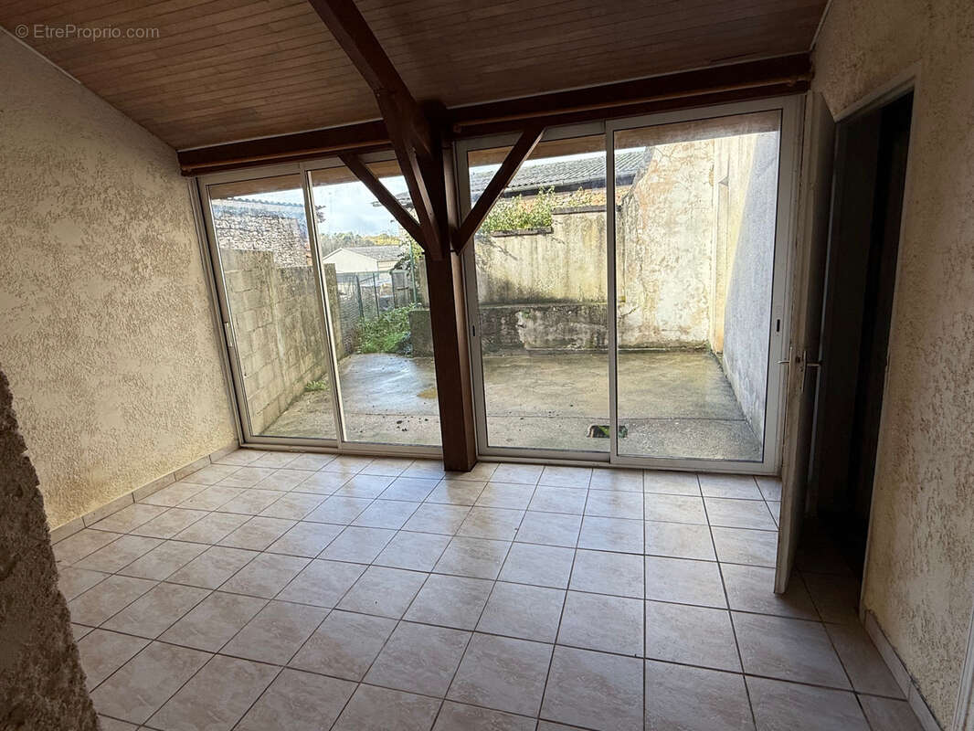 Maison à BLANQUEFORT-SUR-BRIOLANCE