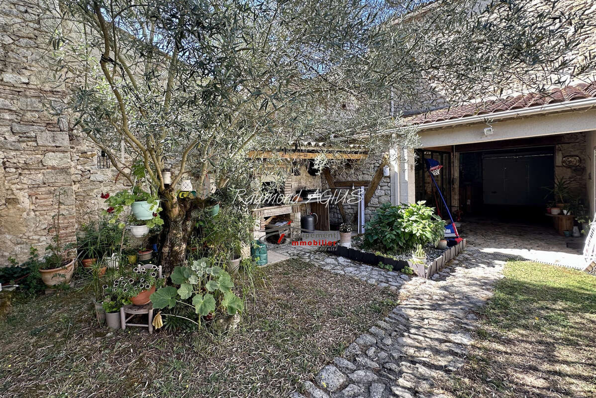 Charmante propriété de village rénovée de 7 chambres avec potentiel de revenus - photo 3