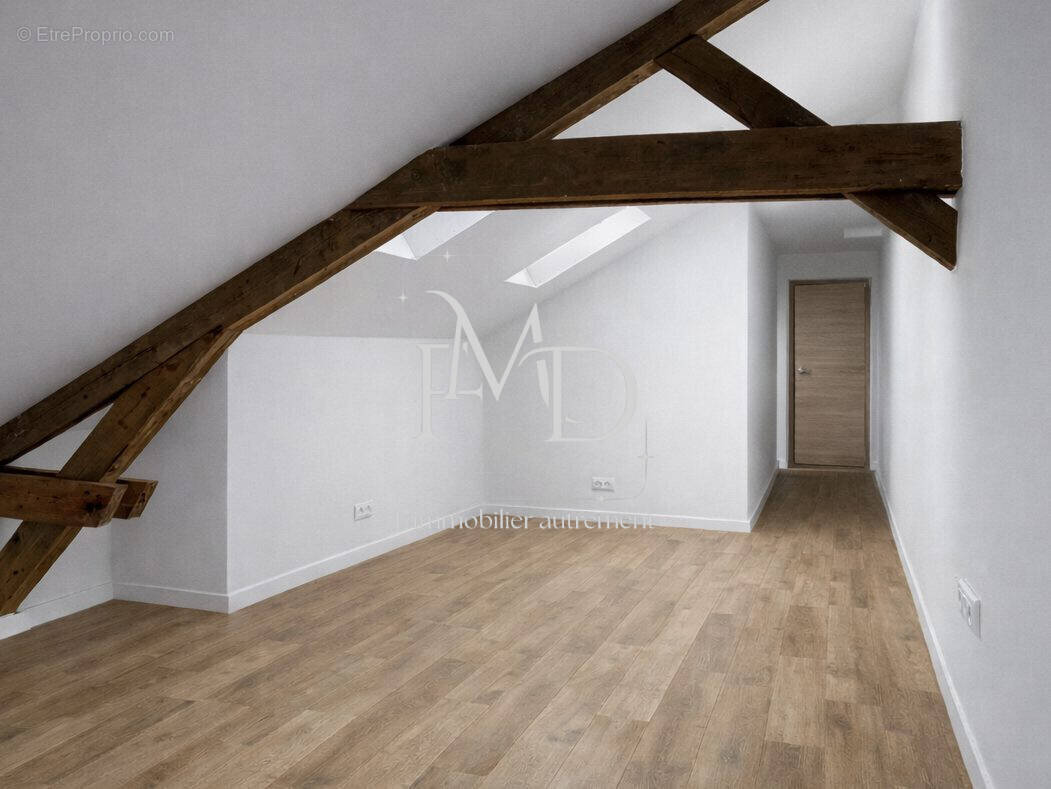 Séjour et espace cuisine - Appartement à CHARMES