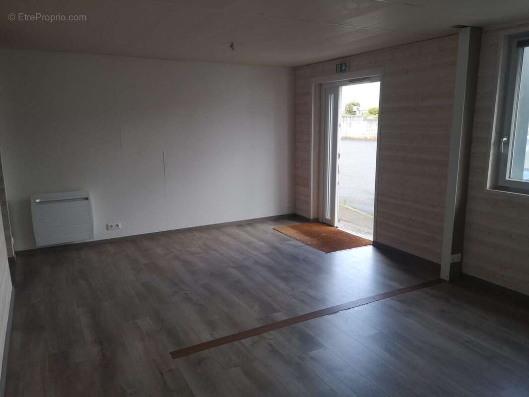 Commerce à SAINT-MARTIN-DES-CHAMPS