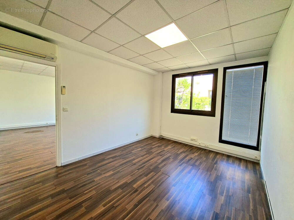 Beau local commercial 71m2 vendu loué - proche a8 - photo 7