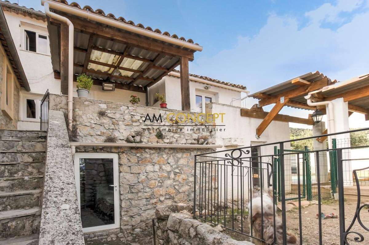 Maison à CHATEAUNEUF-VILLEVIEILLE