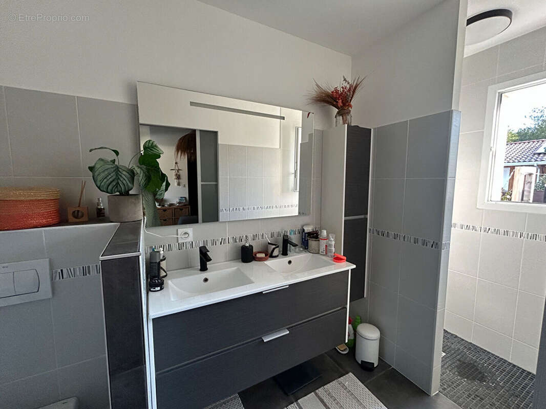 Maison contemporaine récente de plain -pied, piscine et annexes - photo 10