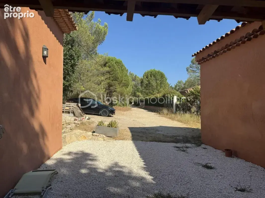 À Rocbaron (83136), superbe villa de plain-pied entièrement rénovée avec 3 chambres et grand terrain - photo 13