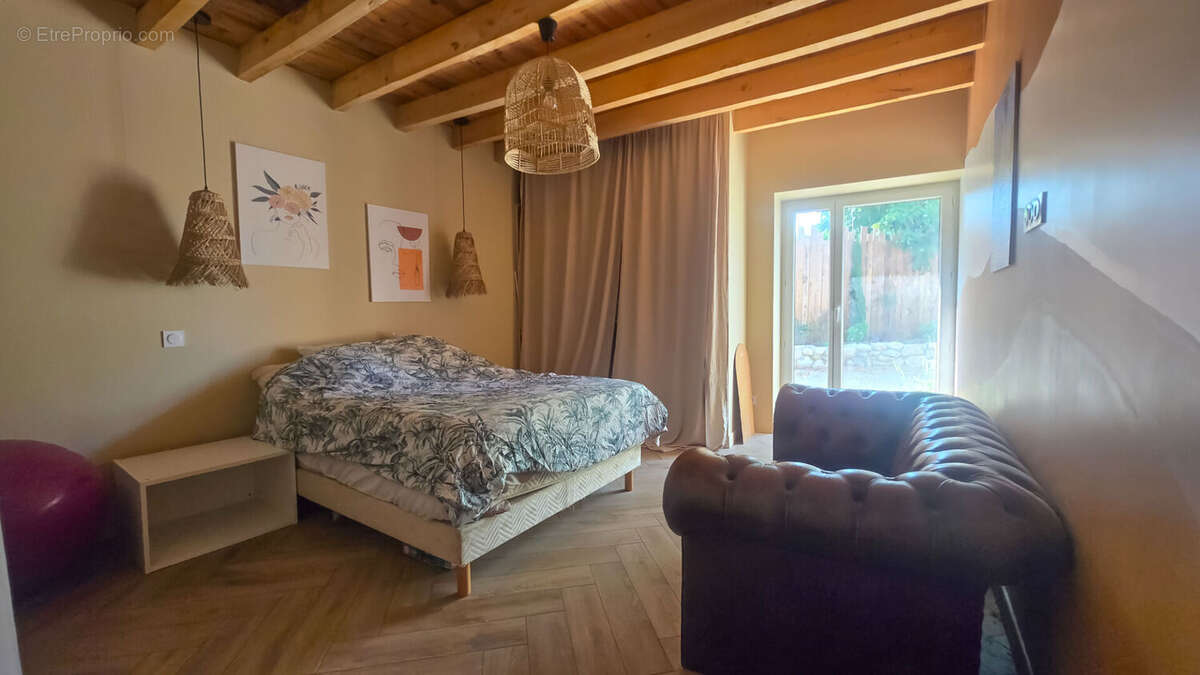 Authenticité et charme : Ancien corps de ferme rénové avec dépendances à Brens - photo 4