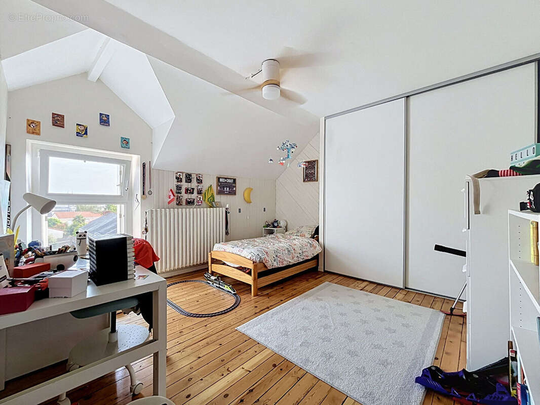 Quartier Republique - Maison 7 pièces 146m2 - photo 9