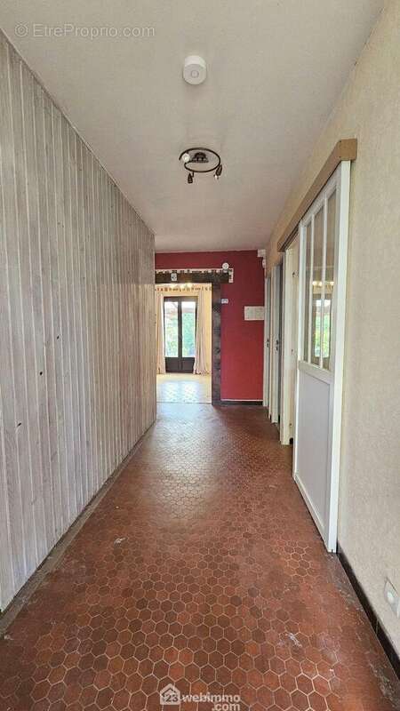 Une entrée... - Maison à LA FERTE-ALAIS