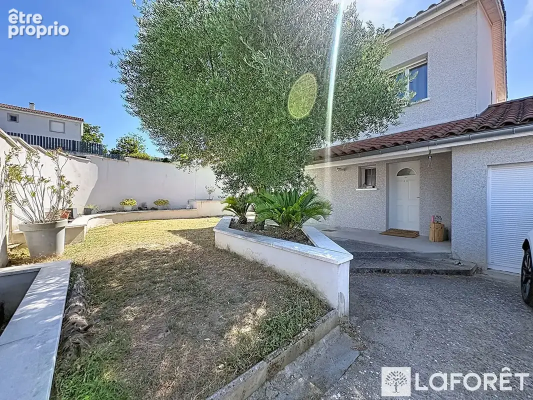Pusignan - maison familiale récente avec piscine 147m² - photo 17