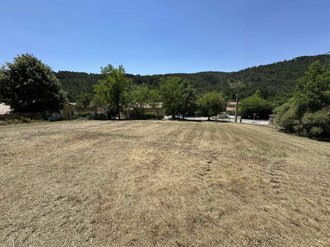 Terrain 1364 m² à Peyroules  - photo 2