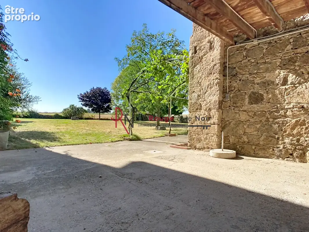 Talencieux - Au calme - Maison indépendante en pierres apparentes sans vis-à-vis avec nombreuses annexes - photo 7