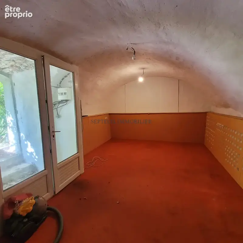 Maison ancienne individuelle 5 pièces sur 1970 m2. - photo 10