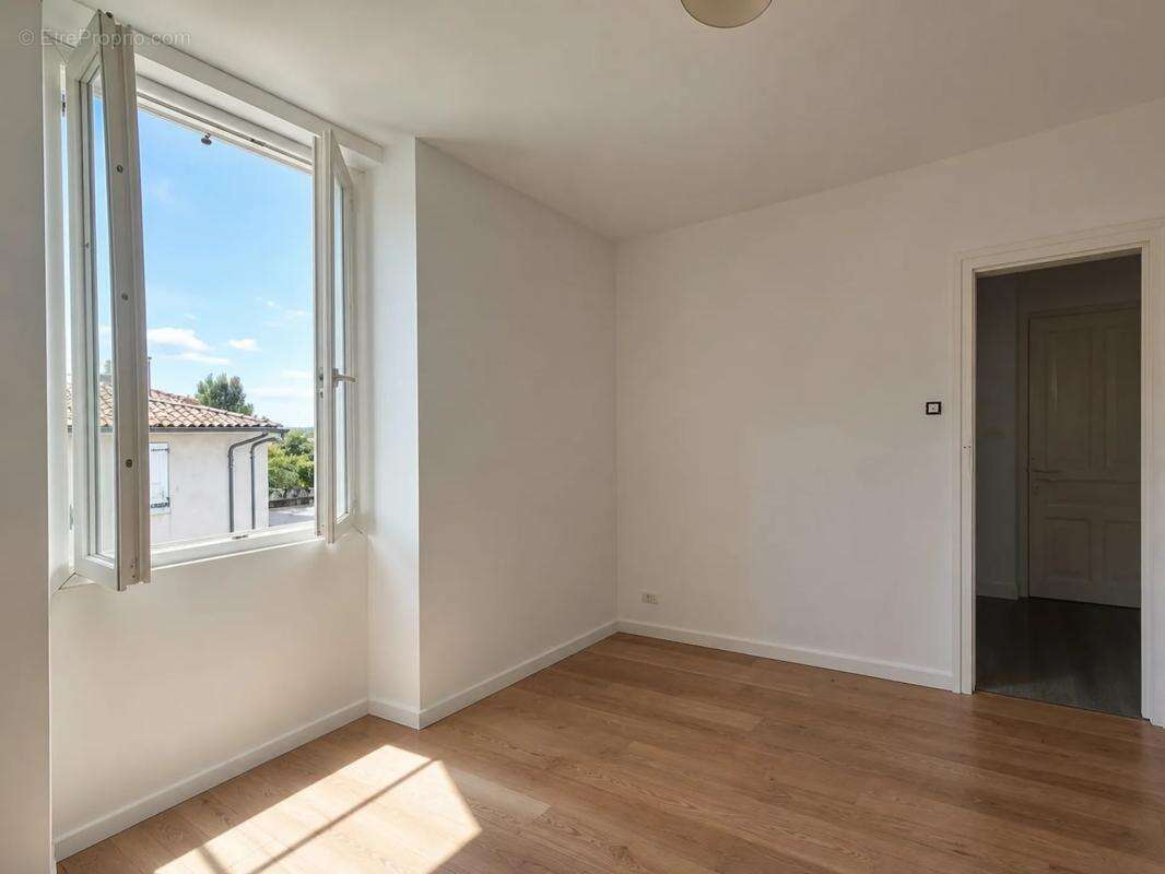 Maison de 7 pièces de 160 m² situé à Jarnac - photo 4