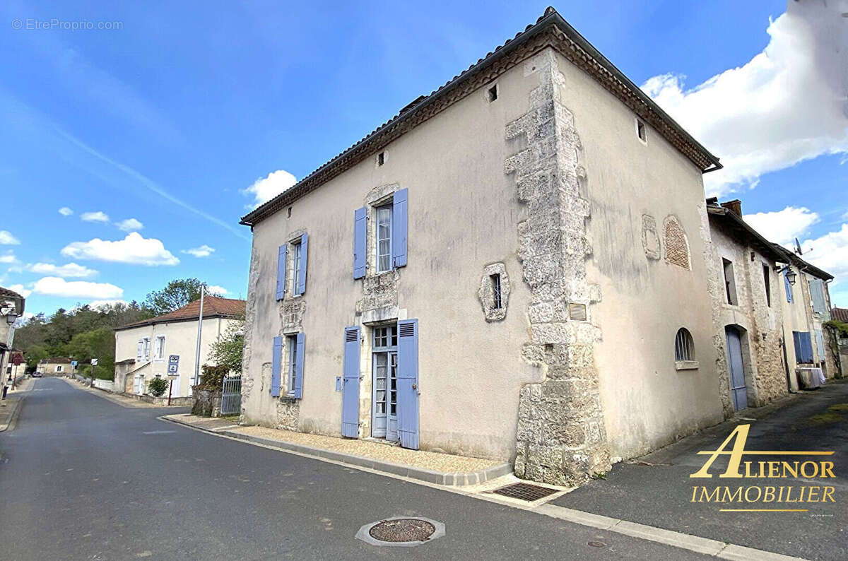 Maison de caractère en pierre avec dépendances- Saint-Pierre-de-Côle 24800 - photo 2