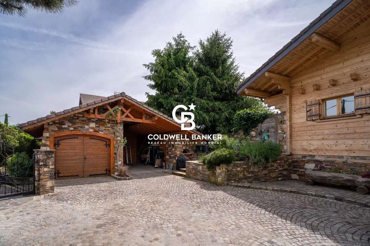 Maison chalet à Vétraz-Monthoux avec piscine chauffée, 5 chambres et jardin arboré - photo 15