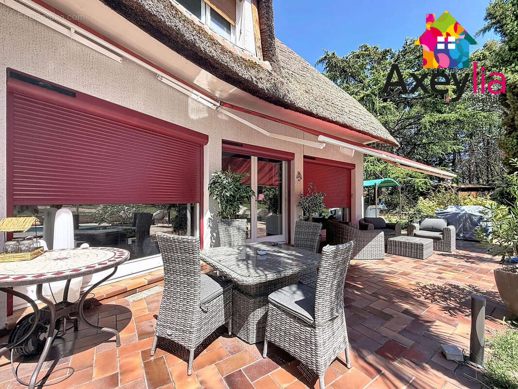 A vendre - commelle-vernay - maison à toit de chaume et semi-enterrée avec quatre chambres, terrain et piscine - photo 8