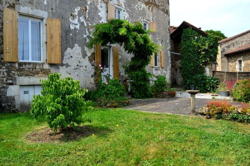 Maison de village 185 m2 avec jardin CHERVES CHATELARS (16) 154 500€ FAI - photo 12