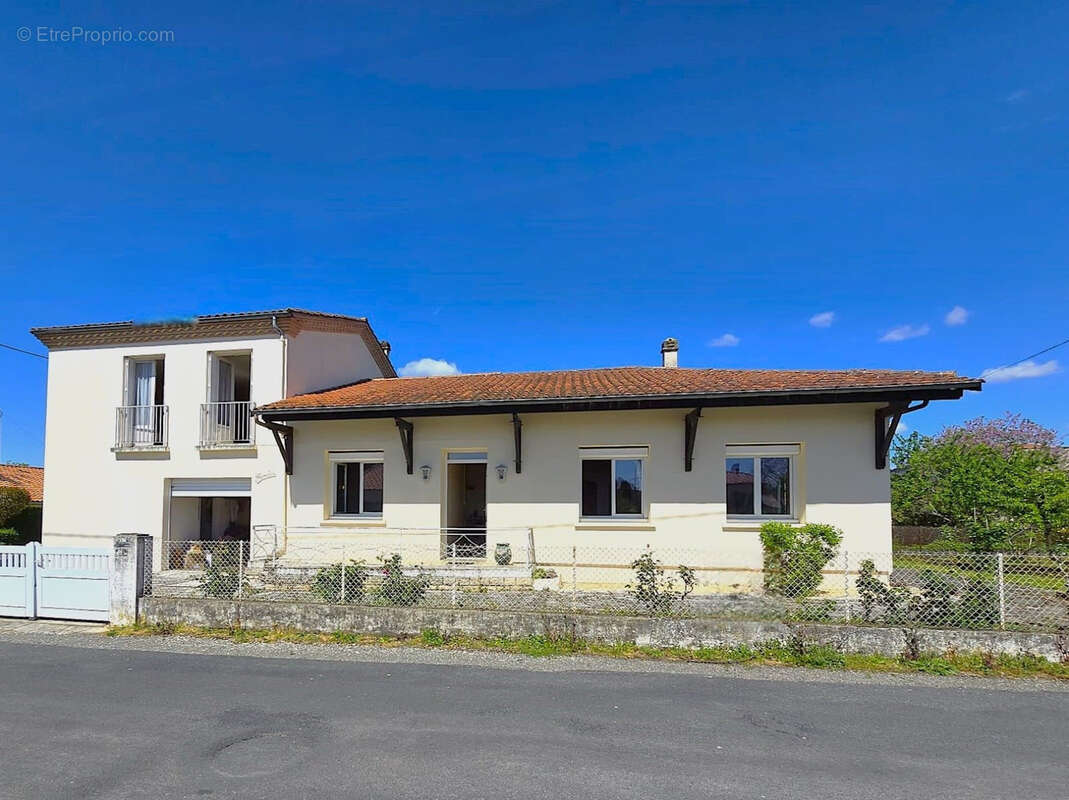 Maison avec T1 bis  indépendant à louer et jardin - photo 2