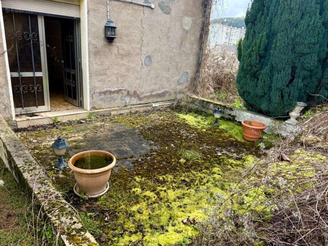 SUCCESSION VACANTE ! Maison mitoyenne 4 pièces 3 chambres 83 m2 JOEUF, offrant un fort potentiel de rénovation - photo 6