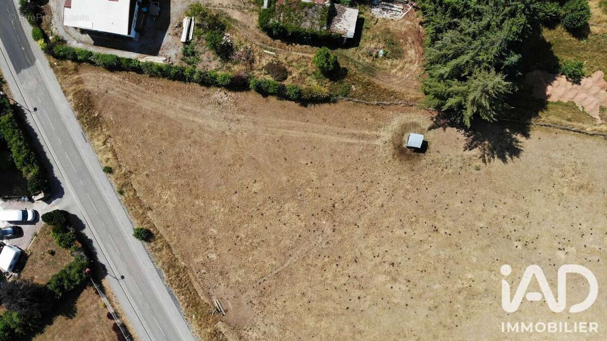 Terrain 2116 m² à La Salle  - photo 2