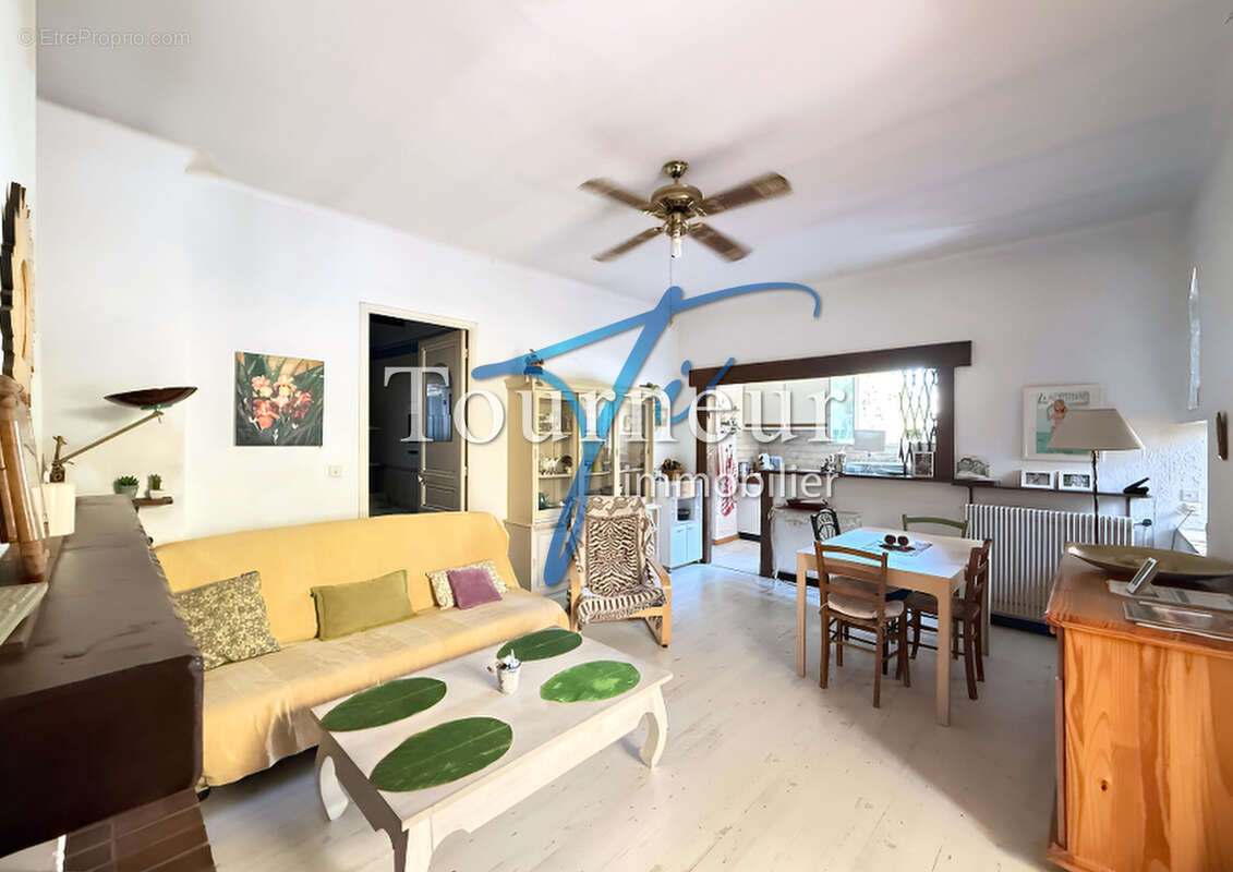 Tres rare sanary hypercentre villa traditionnelle de 183m2 divisee en deux grands appartements - photo 16