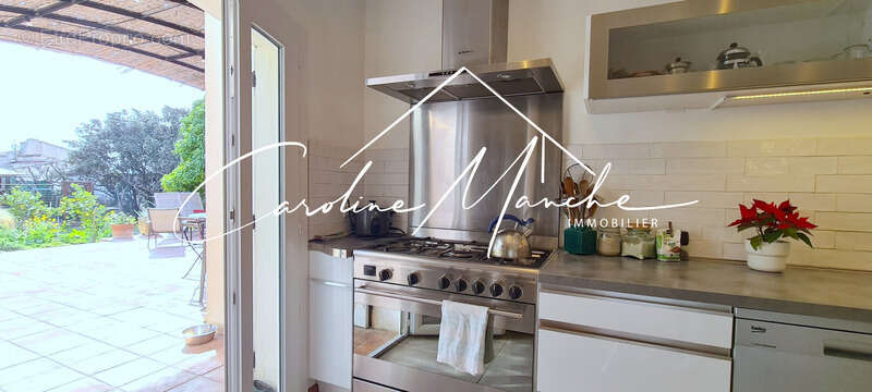 Maison à SAINT-MITRE-LES-REMPARTS