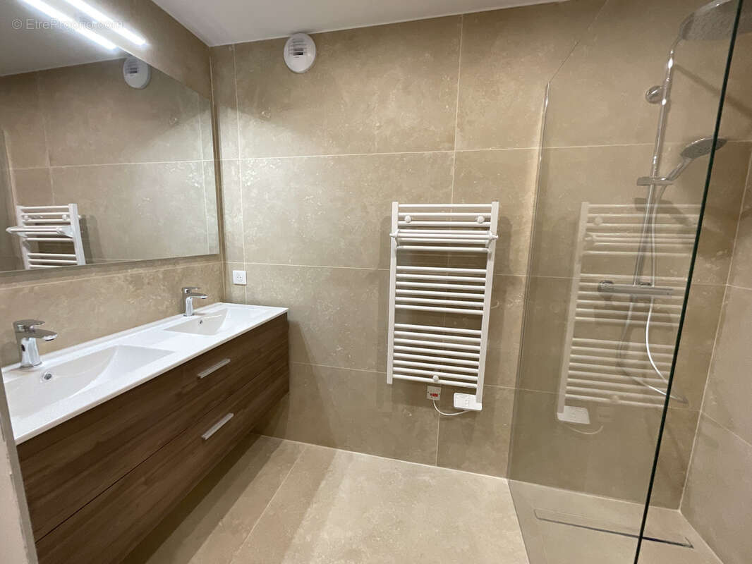 Maison à LE PUY-SAINTE-REPARADE