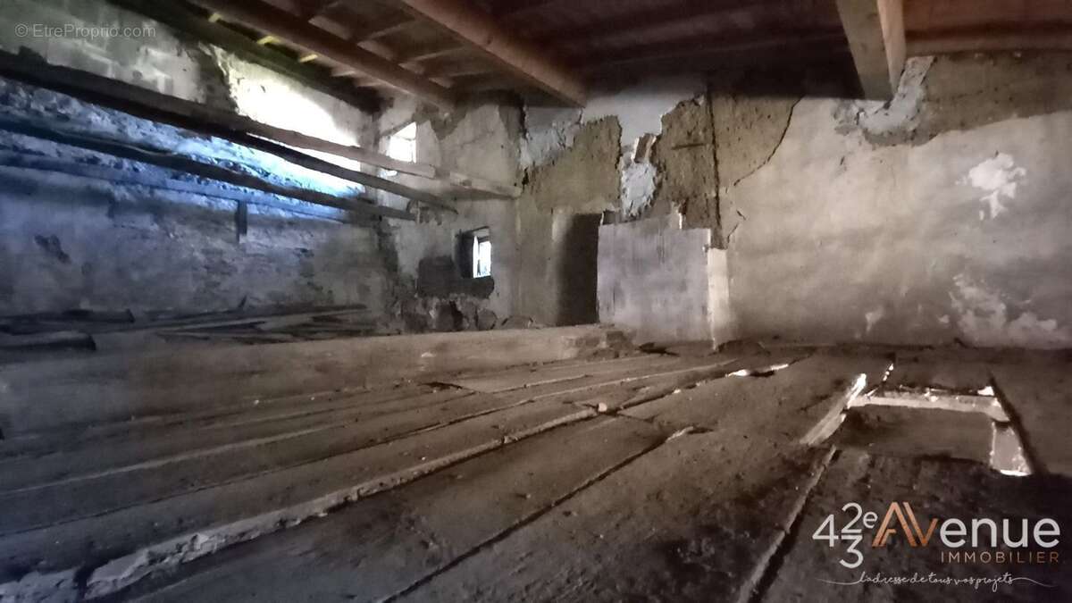 Maison à SAINT-ROMAIN-EN-JAREZ