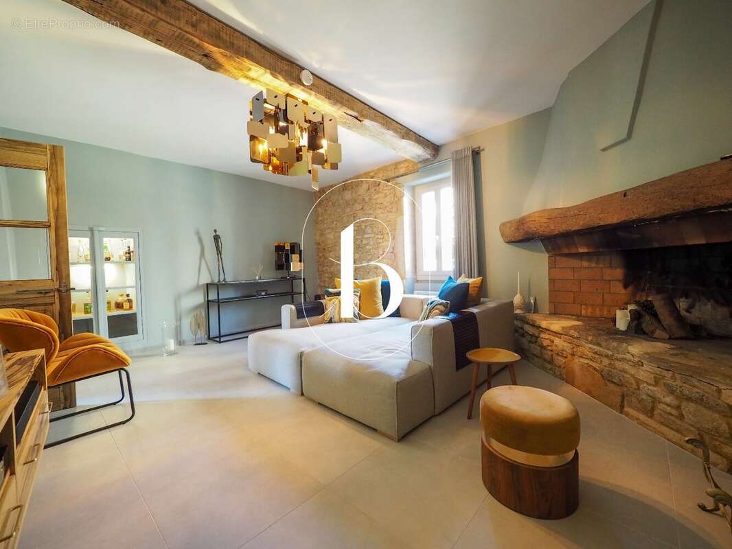 Maison à SAINT-LAURENT-DE-CARNOLS