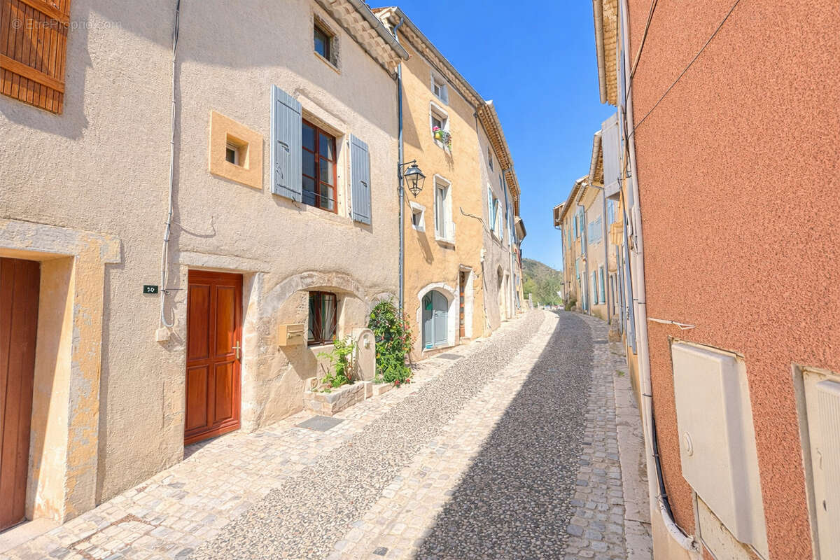 Maison à ROCHEMAURE