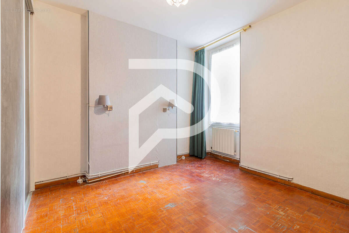 A saisir grand T3 de 75m2 dans bel immeuble ancien. - photo 2