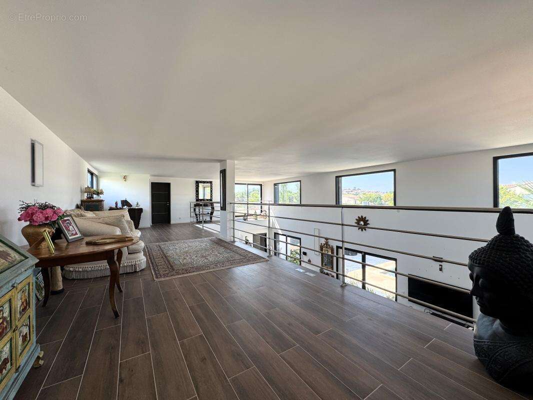 Villa d'exception aux volumes spectaculaires et prestations haut de gamme - photo 9