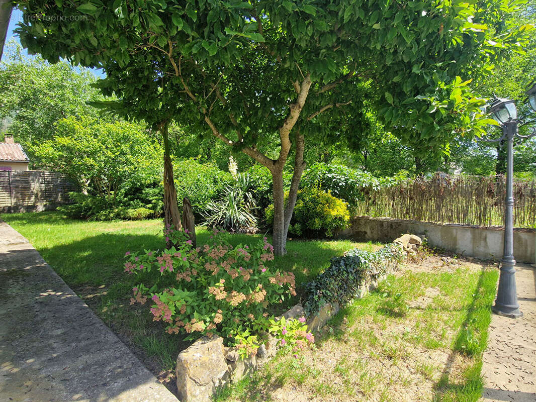 Maison de plain pied avec jardin, piscine et garage - photo 10