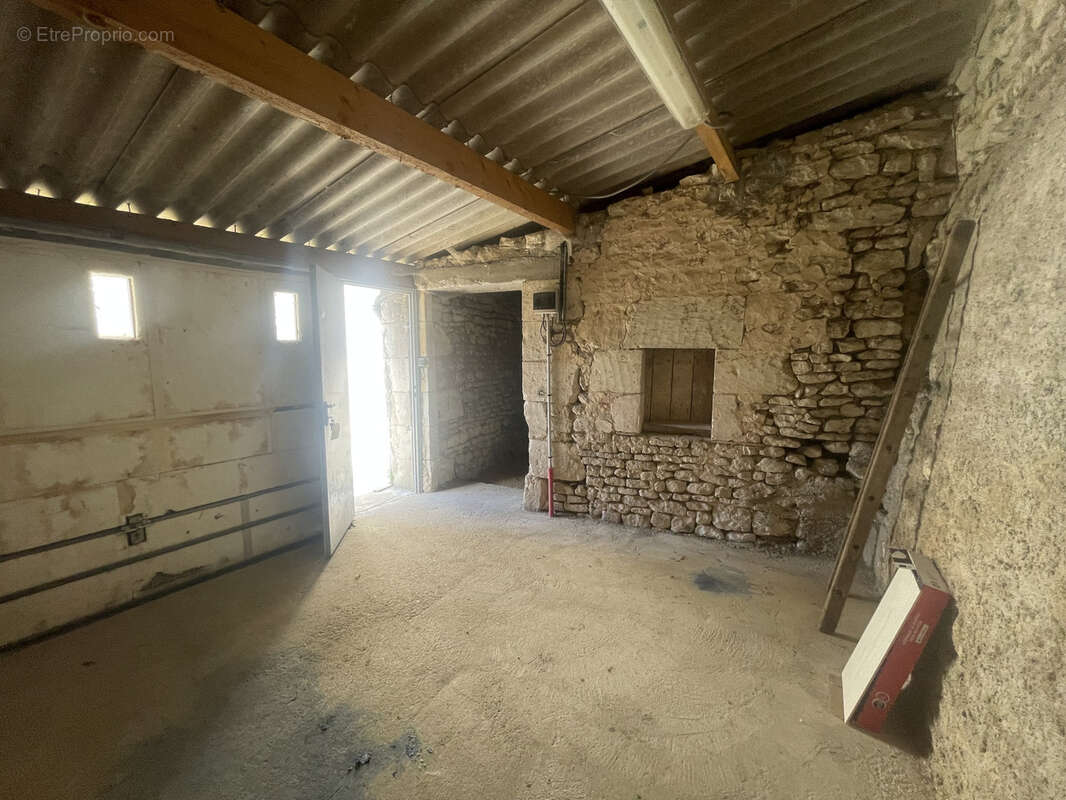 Maison en pierre avec jardin et dependances-  centre mirebeau - photo 13