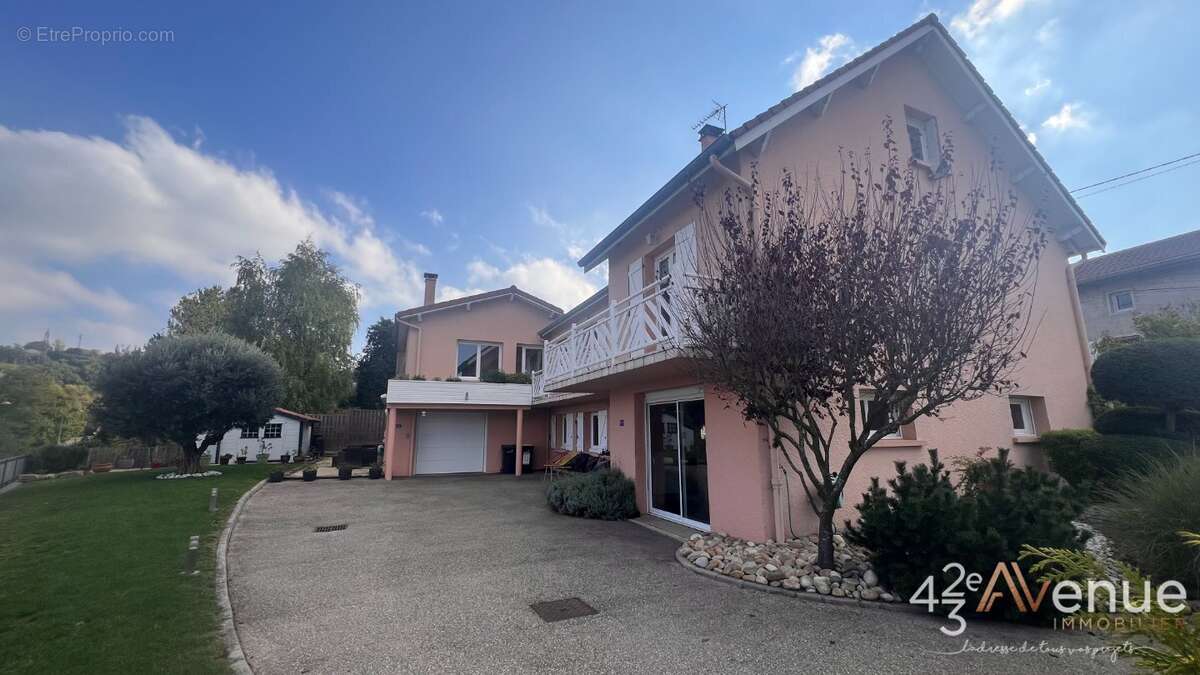 Maison à SAINT-GENEST-LERPT