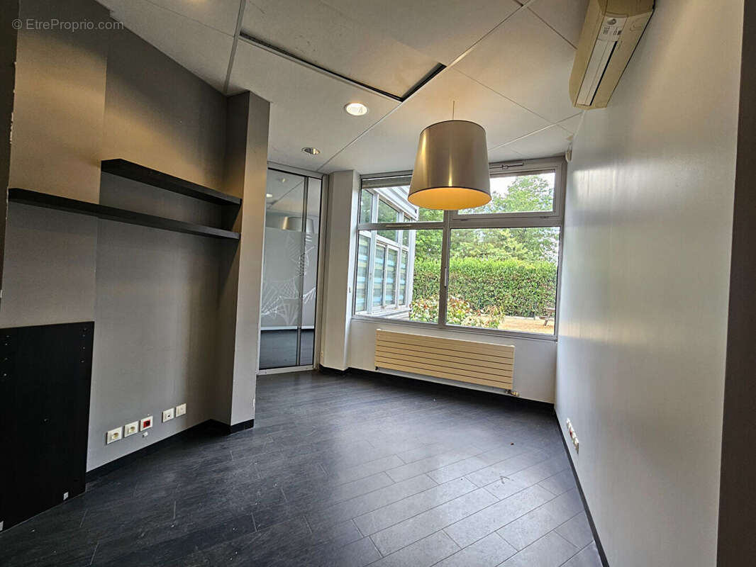A vendre - local d'activités  - 1 200 m² sur un terrain de 4 413 m²  - emplacement stratégique - photo 7