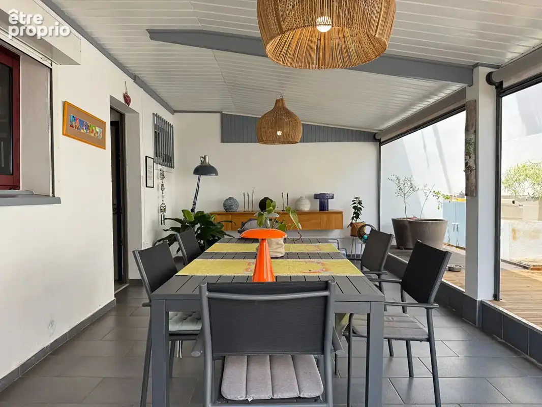 A VENDRE - Saint-Denis Bellepierre - Maison mitoyenne T6 avec varangue et vue mer - photo 2