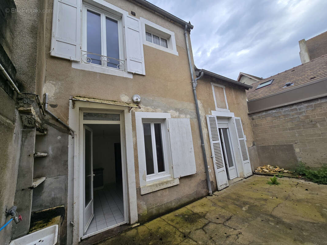 Maison à DUN-SUR-AURON