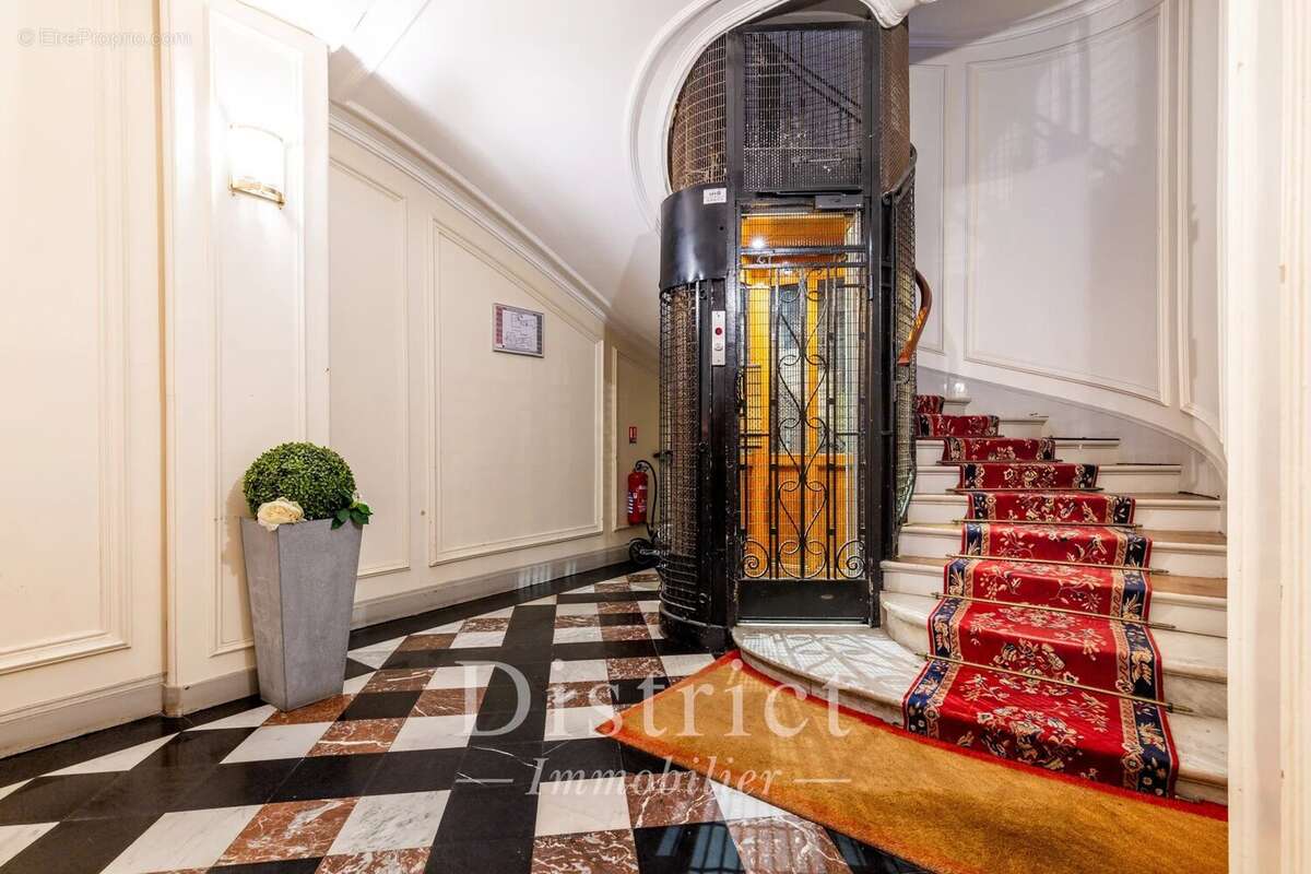 Appartement à PARIS-8E