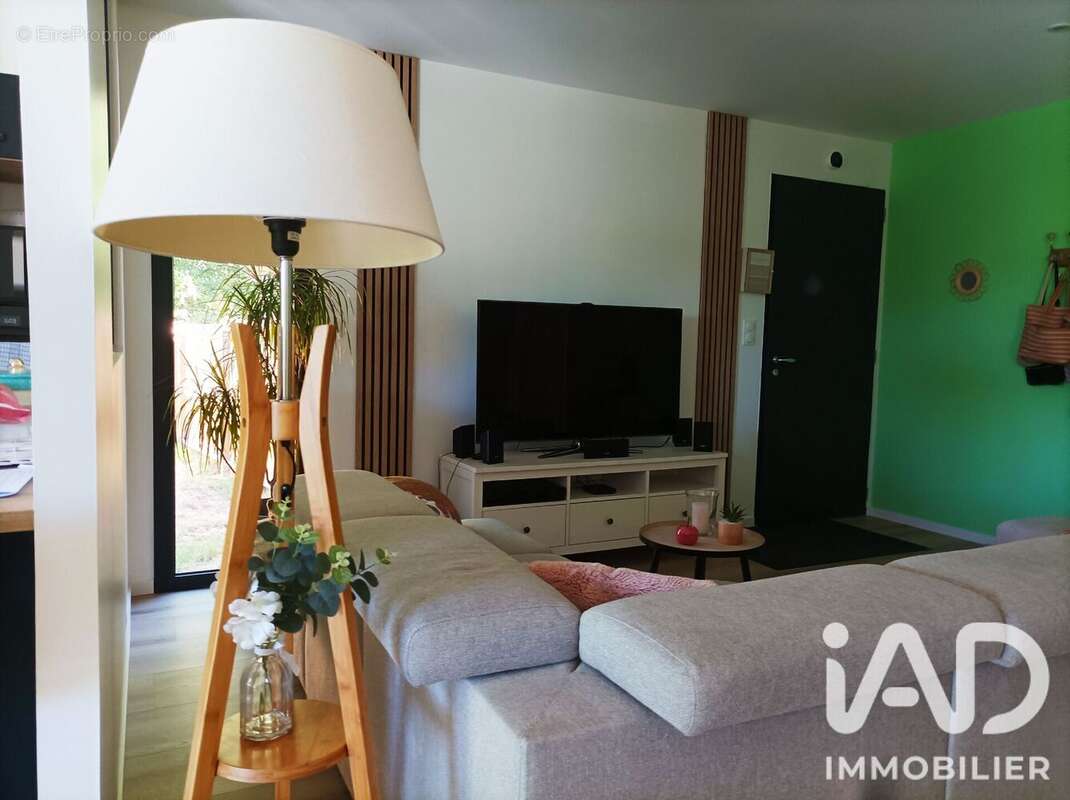 Maison 91 m² à Corme-Royal  - photo 4