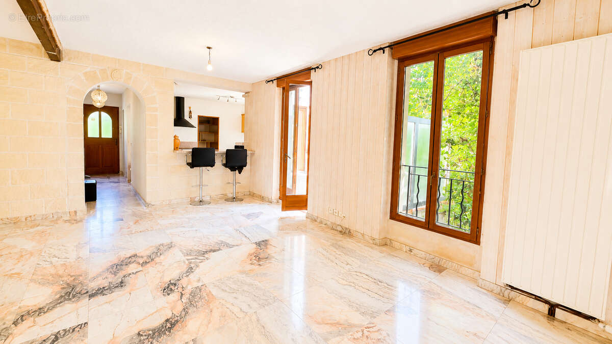 Maison au coeur du centre-ville, sur un magnifique terrain arboré de 824 m². - photo 3