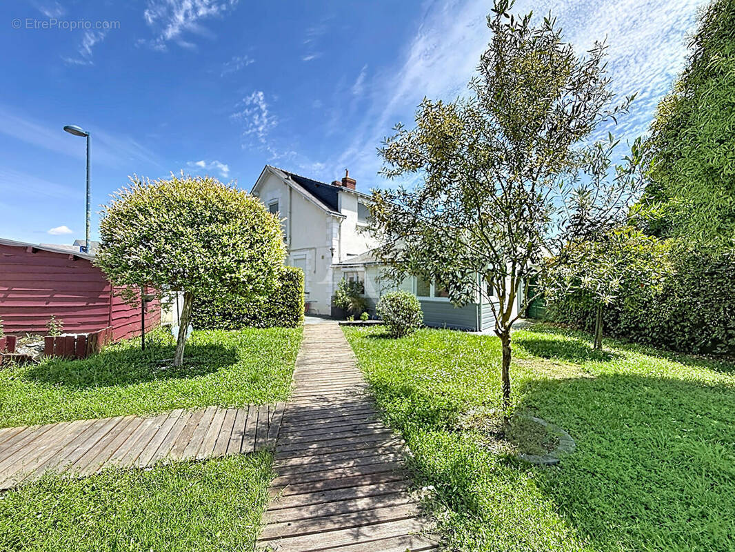 Maison à SAINT-BARTHELEMY-D'ANJOU