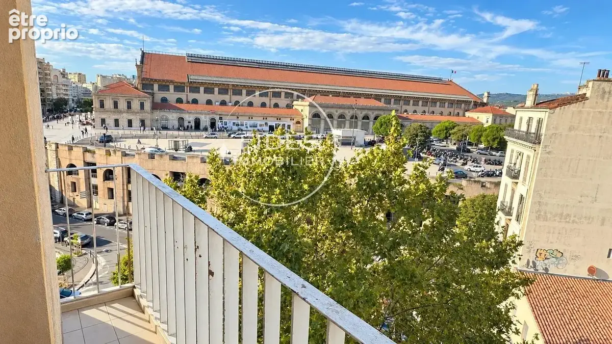 Marseille Saint-Charles — Studio rénové avec soin, balcon et climatisation, au dernier étage - photo 1