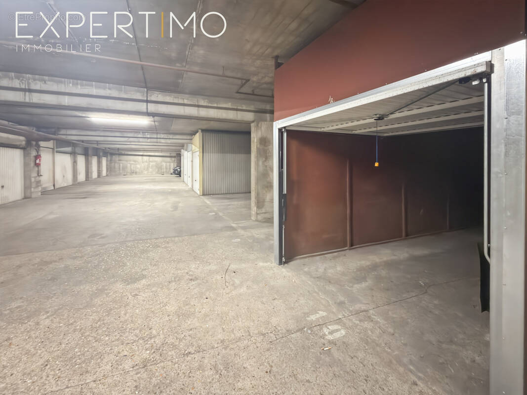 Parking à PARIS-18E