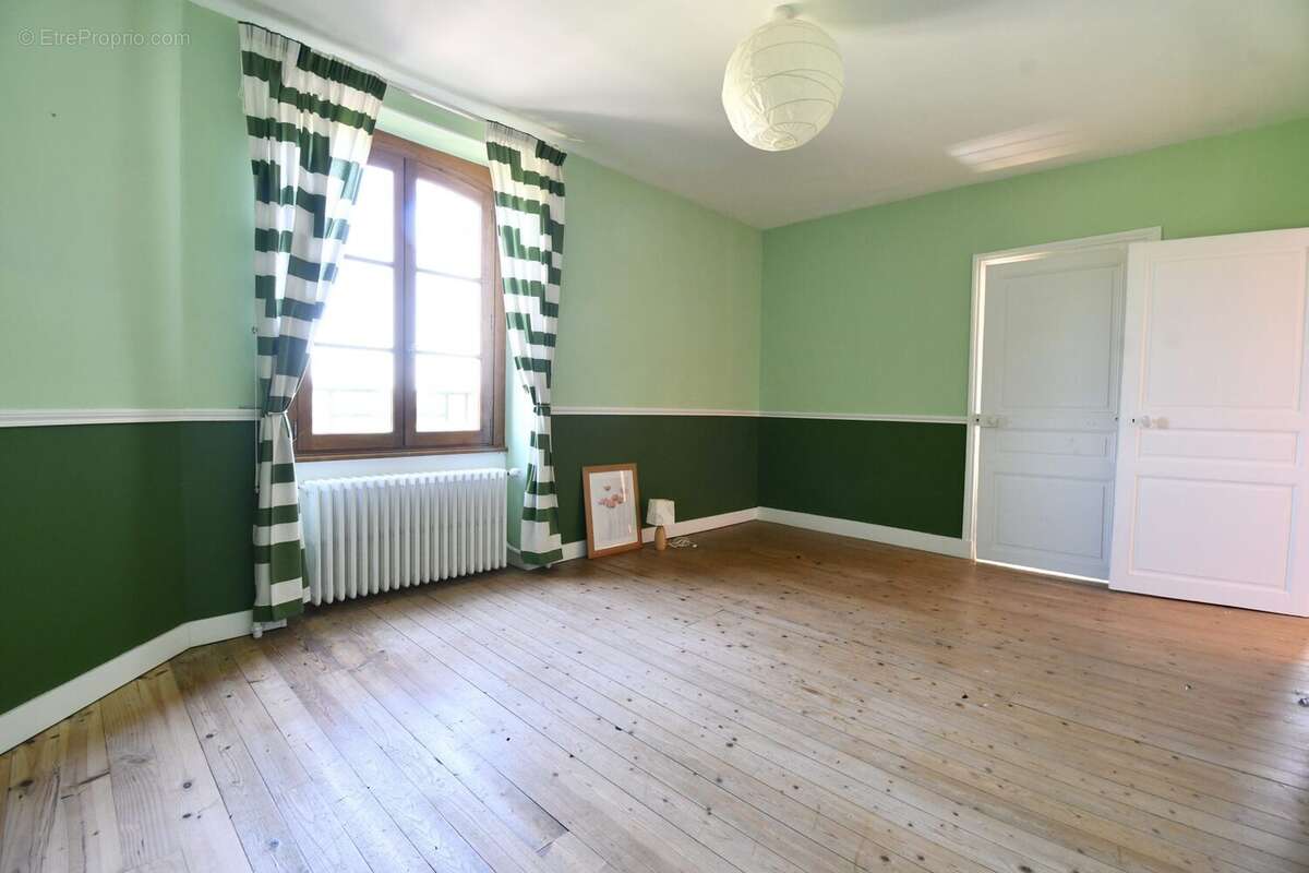 Maison à OUROUX-EN-MORVAN