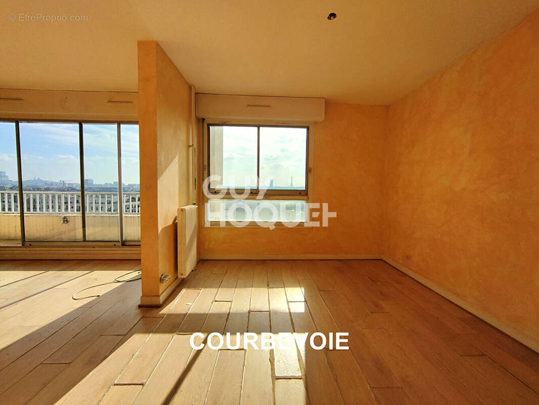 Appartement à COURBEVOIE